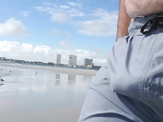 Plaża Jerking off on public beach-Big Cum Shot-Hairy Bear