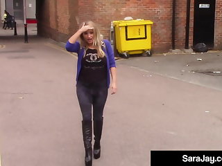 Dessous Milf Sara Jay Visits & Fucks Blonde Brit In The UK!